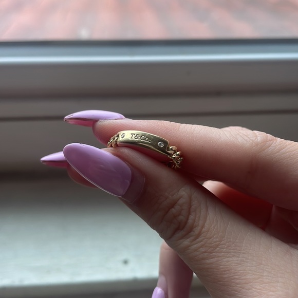 18k Gold Tiffany and Co Ring - Picture 7 of 8